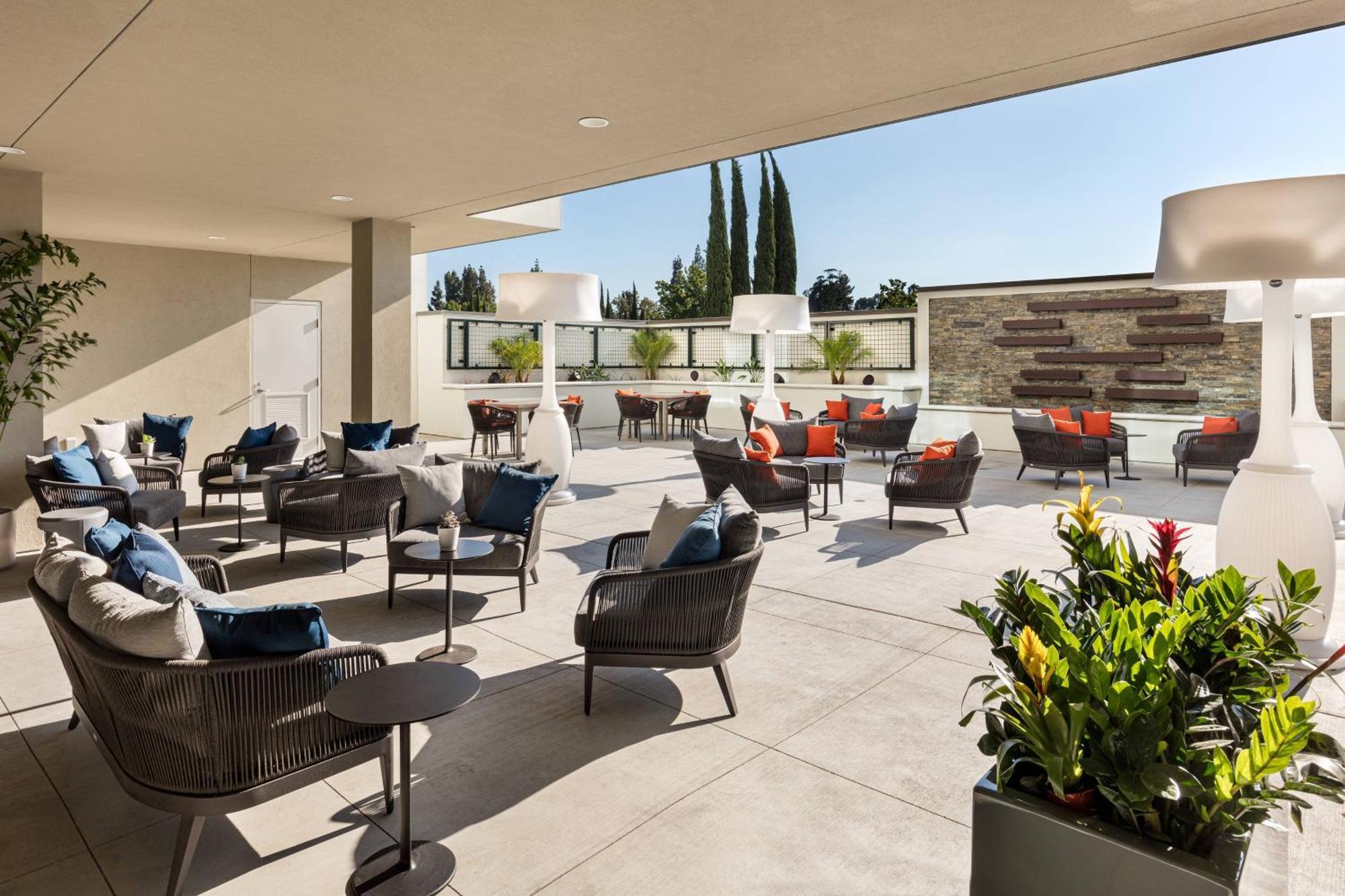 Courtyard By Marriott Angeles Hotel
